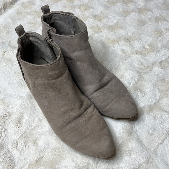Old Navy size 8 zip up low booties. New Taupe. Faux suede. - Picture 3 of 7